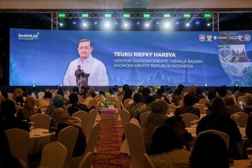 Menekraf Teuku Riefky dalam sambutannya saat membuka Rapat Koordinasi Teknis (Rakornis) Pengembangan Investasi yang diselenggarakan Kemenparekraf/Baparekraf, Rabu (13/11/2024) di The Ritz-Carlton Hotel Mega Kuningan, Jakarta. Foto: Kemenekraf