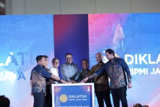 Ketua HIPMI Jaya, Rian Haroen, Menteri Koordinator Bidang Pangan, Zulkifli Hasan, Menteri Energi dan Sumber Daya Mineral, Bahlil Lahadalia, Ketua Umum BPP HIPMI, Akbar Himawan Buchari, Ketua SC Diklatda HIPMI JAYA 2024, Mahesa Satadini Husain, Ketua OC Diklatda HIPMI JAYA, Dzaki Adinda Husna dan Sekda Pemprov Jakarta, Marullah Matali dalam acara Diklatda 2024 di The Ritz-Carlton Jakarta. Foto: Ist