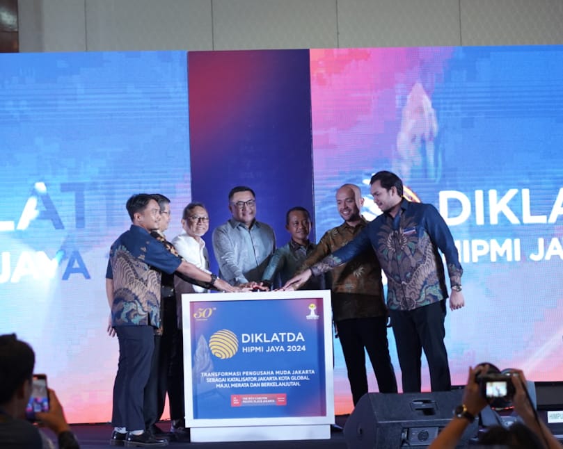 Ketua HIPMI Jaya, Rian Haroen, Menteri Koordinator Bidang Pangan, Zulkifli Hasan, Menteri Energi dan Sumber Daya Mineral, Bahlil Lahadalia, Ketua Umum BPP HIPMI, Akbar Himawan Buchari, Ketua SC Diklatda HIPMI JAYA 2024, Mahesa Satadini Husain, Ketua OC Diklatda HIPMI JAYA, Dzaki Adinda Husna dan Sekda Pemprov Jakarta, Marullah Matali dalam acara Diklatda 2024 di The Ritz-Carlton Jakarta. Foto: Ist