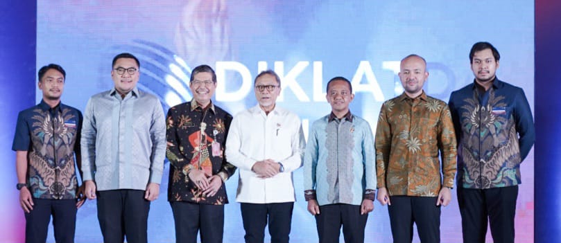 Ketua HIPMI Jaya, Rian Haroen, Menteri Koordinator Bidang Pangan, Zulkifli Hasan, Menteri Energi dan Sumber Daya Mineral, Bahlil Lahadalia, Ketua Umum BPP HIPMI, Akbar Himawan Buchari, Ketua SC Diklatda HIPMI JAYA 2024, Mahesa Satadini Husain,  Ketua OC Diklatda HIPMI JAYA, Dzaki Adinda Husna dan Sekda Pemprov Jakarta, Marullah Matali dalam acara Diklatda 2024 di The Ritz-Carlton Jakarta. Foto: Ist