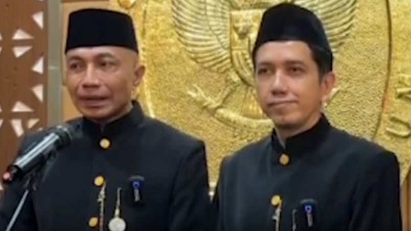 Cagub jalur independen, Dharma Pongrekun (kiri) saat mendaftar di KPUD DKI Jakarta.(Foto dok KPU DKI)