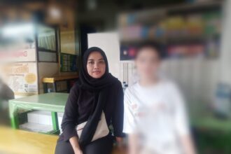 Ibu korban, Septiani, 38, dan anak perempuannya berinisial JS, 16, korban perundungan dan dugaan pengeroyokan di Jakarta Selatan, Kamis (14/11/2024). Foto: Ist