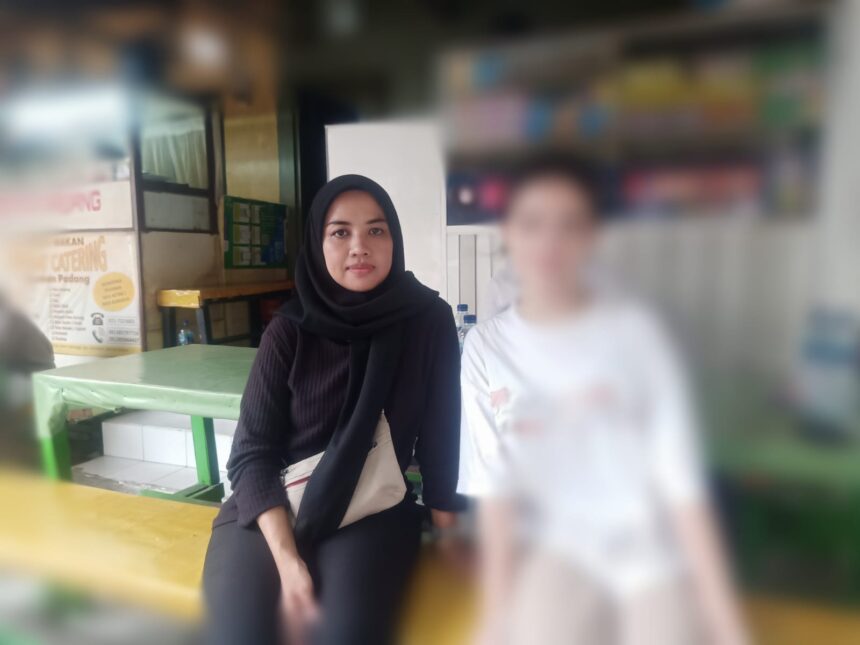 Ibu korban, Septiani, 38, dan anak perempuannya berinisial JS, 16, korban perundungan dan dugaan pengeroyokan di Jakarta Selatan, Kamis (14/11/2024). Foto: Ist