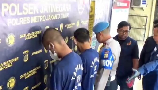 Dua tersangka pencurian unit motor berinisial KZ dan DK mengenakan baju tahanan usai ditangkap aparat Polsek Jatinegara, Jakarta Timur, pada Jumat (15/11/2024). Foto: Joesvicar Iqbal/ipol.id