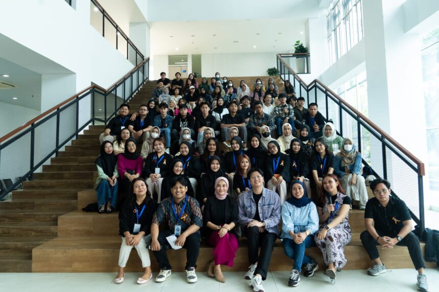 Brand Manager PT Pembiayaan Digital Indonesia (AdaKami), Jonathan Kriss bersama para peserta Mahasiswa/i dalam kegiatan edukasi literasi bertema Generasi Bijak Finansial Bersama AdaKami di Universitas Esa Unggul Bekasi, Jawa Barat, Jumat (15/11/2024). Foto: Ist