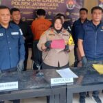 Kapolsek Jatinegara, Kompol Chitya Intania Kusnita (tengah) dan jajaran menunjukkan barang bukti ganja kering dengan berat bruto 69,19 gram dan menghadirkan tersangka berinisial MF, 24, dalam pengungkapan kasus narkotika di Mapolsek, Jakarta Timur, Jumat (15/11/2024). Foto: Joesvicar Iqbal/ipol.id