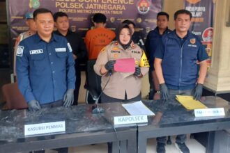 Kapolsek Jatinegara, Kompol Chitya Intania Kusnita (tengah) dan jajaran menunjukkan barang bukti ganja kering dengan berat bruto 69,19 gram dan menghadirkan tersangka berinisial MF, 24, dalam pengungkapan kasus narkotika di Mapolsek, Jakarta Timur, Jumat (15/11/2024). Foto: Joesvicar Iqbal/ipol.id