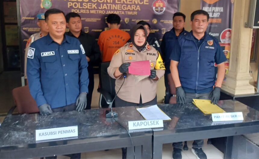 Kapolsek Jatinegara, Kompol Chitya Intania Kusnita (tengah) dan jajaran menunjukkan barang bukti ganja kering dengan berat bruto 69,19 gram dan menghadirkan tersangka berinisial MF, 24, dalam pengungkapan kasus narkotika di Mapolsek, Jakarta Timur, Jumat (15/11/2024). Foto: Joesvicar Iqbal/ipol.id