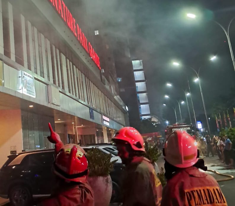 Sejumlah petugas Damkar dikerahkan guna memadamkan api pada unit Apartemen Signature Park Grande di Jalan Letjen MT Haryono, Kelurahan Cawang, Kecamatan Kramat Jati, Jakarta Timur, Sabtu (16/11/2024) dini hari. Foto: Ist