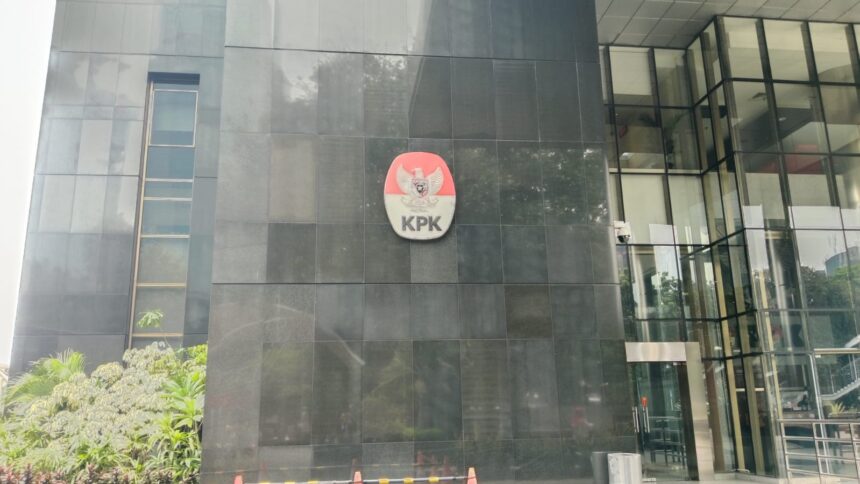 Logo KPK yang terpasang di Gedung Merah Putih KPK, Kuningan, Jaksel. Foto: Yudha Krastawan/ipol.id