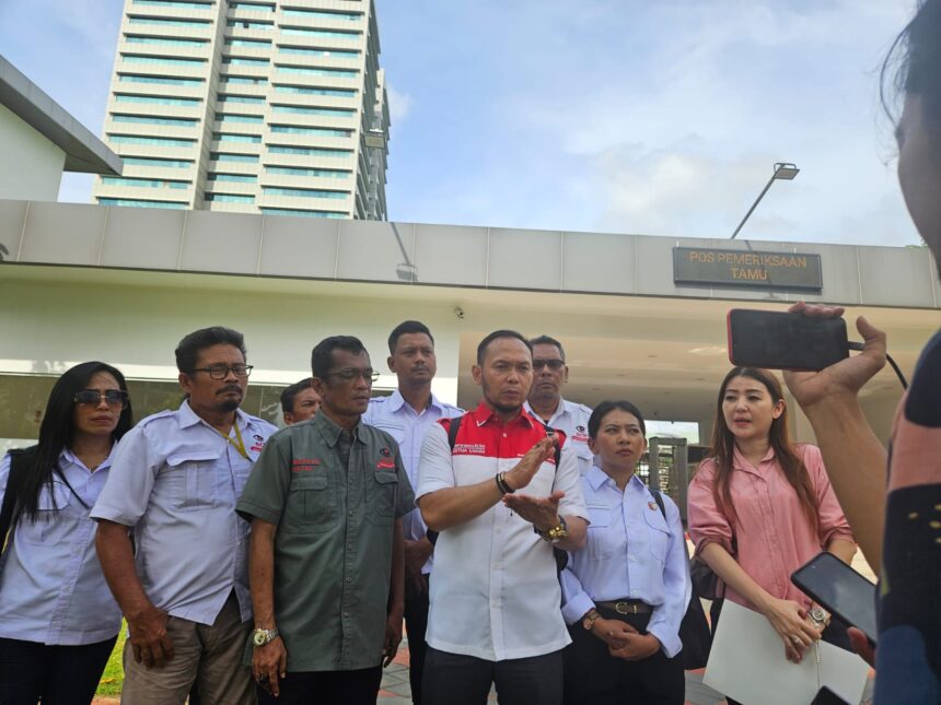 Barisan Advokat Bersatu (Baradatu) dan Nasional Corruption Watch (NCW) resmi mengadukan Hakim Pengadilan Negeri Medan yang memvonis lepas atau onslag pasutri yang merugikan perusahaan sebesar Rp583 miliar ke Komisi III DPR RI. Foto/ist