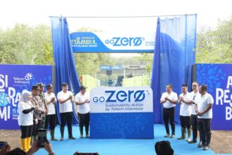 Peresmian Brand Name ESG TelkomGroup "Go Zero" oleh Direktur Utama Telkom Ririek Adriansyah beserta jajaran Direksi & Senior Leaders Telkom, disaksikan Sekretaris Camat Karangtengah Anwar Masdari, S.Pi., M.M., Kepala Desa Tambak Bulusan Ahmad Chabibullah, S.Psi., Komandan Rayon Militer Karangtengah Capt. Infanteri Suparmin, dan Wakil Kepala Polisi Sektor Karangtengah Ipda Rahmat Heriawan di Pantai Glagah Wangi, Demak (15/11/2024). Foto: Telkom Indonesia