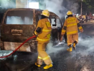 Sejumlah petugas Damkar berjibaku memadamkan api yang membakar mikrolet M16 nopol B 1939 WT jurusan Pasar Minggu-Kampung Melayu, di depan Toko Aluminium (Pasar Minggu arah Pancoran) Jalan Raya Pasar Minggu, Pasar Minggu, Jakarta Selatan, Senin (18/11/2024) malam. Foto: Ist