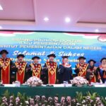 Dr. Riezka Novia Bewinda saat sidang promosi doktor program pascasarjana Institut Pemerintahan Dalam Negeri (IPDN) Jakarta, di Ruang Sidang Khusus lantai 1 Gedung Pascasarjana IPDN Jakarta, pada Selasa (19/11/2024). Sidang dipimpin Rektor IPDN, Prof. Dr. Drs. Hadi Prabowo. Foto: Ist