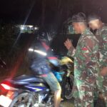 Satgas Pamtas Pos Kapar melaksanakan sweeping kendaraan bermotor untuk mencegah penyelundupan narkoba dan minuman keras, tepatnya di Dusun Kapar, Desa Sungai Senunuk, Kecamatan Batang Lupar, Kapuas hulu, Selasa (19/11/2024). Foto: Yon Zipur 5/ABW