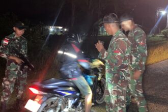 Satgas Pamtas Pos Kapar melaksanakan sweeping kendaraan bermotor untuk mencegah penyelundupan narkoba dan minuman keras, tepatnya di Dusun Kapar, Desa Sungai Senunuk, Kecamatan Batang Lupar, Kapuas hulu, Selasa (19/11/2024). Foto: Yon Zipur 5/ABW