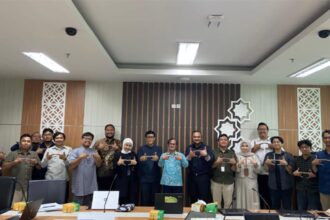 Ketua Tim Sistem Informasi Badan Penyelenggara Jaminan Produk Halal (BPJPH) H. Nurhanudin, ST.,M.Kom beserta jajarannya dan Sales Specialist Segment Government Metranet Surya Kencana beserta jajarannya saat Kick off Sertifikasi Halal (SIHALAL), beberapa waktu yang lalu. Foto: Telkom Indonesia