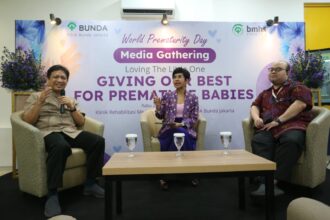 (Ki-ka) - Dokter Spesialis Anak dan Konsultan Neonatologi RSIA Bunda Jakarta, Dr. dr. Adhi Teguh Perma Iskandar, Dokter Spesialis Anak RSIA Bunda Jakarta, dr. I.G.A.N. Partiwi (dr. Tiwi) dan Dokter Spesialis Anak Konsultan Neuropediatri RSIA Bunda Jakarta, dr. Achmad Rafli dalam kegiatan diskusi media di RSIA Bunda Jakarta, Rabu (20/11/2024). Foto: Ist