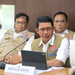 Kepala Badan Nasional Penanggulangan Bencana (BNPB), Suharyanto (kemeja putih dan rompi hijau) saat menghadiri Rapat Koordinasi Tingkat Menteri Percepatan Penanganan Pasca Bencana Erupsi Gunung Lewotobi Laki-laki dan Konflik Sosial di Kabupaten Flores Timur, di Kantor Kemenko PMK, Jakarta, Rabu (20/11/2024). Foto: BNPB