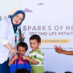 Dokter dari TelkoMedika memberikan edukasi tentang pola hidup bersih dan sehat (PHBS) ketika rangkaian acara Mini Health Talk pada kegiatan “Sparks Of Hope: Second Life Initiative” di Sekolah Kolong, Papanggo, Tanjung Priok, beberapa waktu yang lalu. Foto: Telkom Indonesia