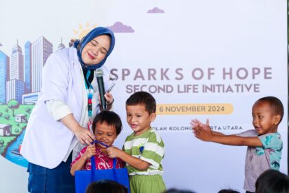 Dokter dari TelkoMedika memberikan edukasi tentang pola hidup bersih dan sehat (PHBS) ketika rangkaian acara Mini Health Talk pada kegiatan “Sparks Of Hope: Second Life Initiative” di Sekolah Kolong, Papanggo, Tanjung Priok, beberapa waktu yang lalu. Foto: Telkom Indonesia