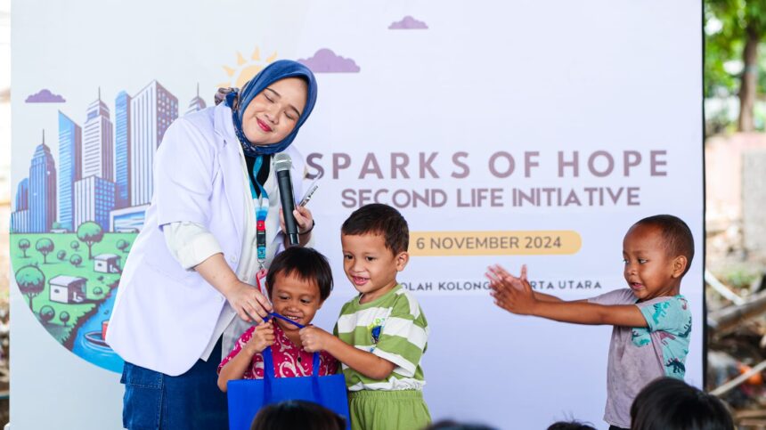 Dokter dari TelkoMedika memberikan edukasi tentang pola hidup bersih dan sehat (PHBS) ketika rangkaian acara Mini Health Talk pada kegiatan “Sparks Of Hope: Second Life Initiative” di Sekolah Kolong, Papanggo, Tanjung Priok, beberapa waktu yang lalu. Foto: Telkom Indonesia