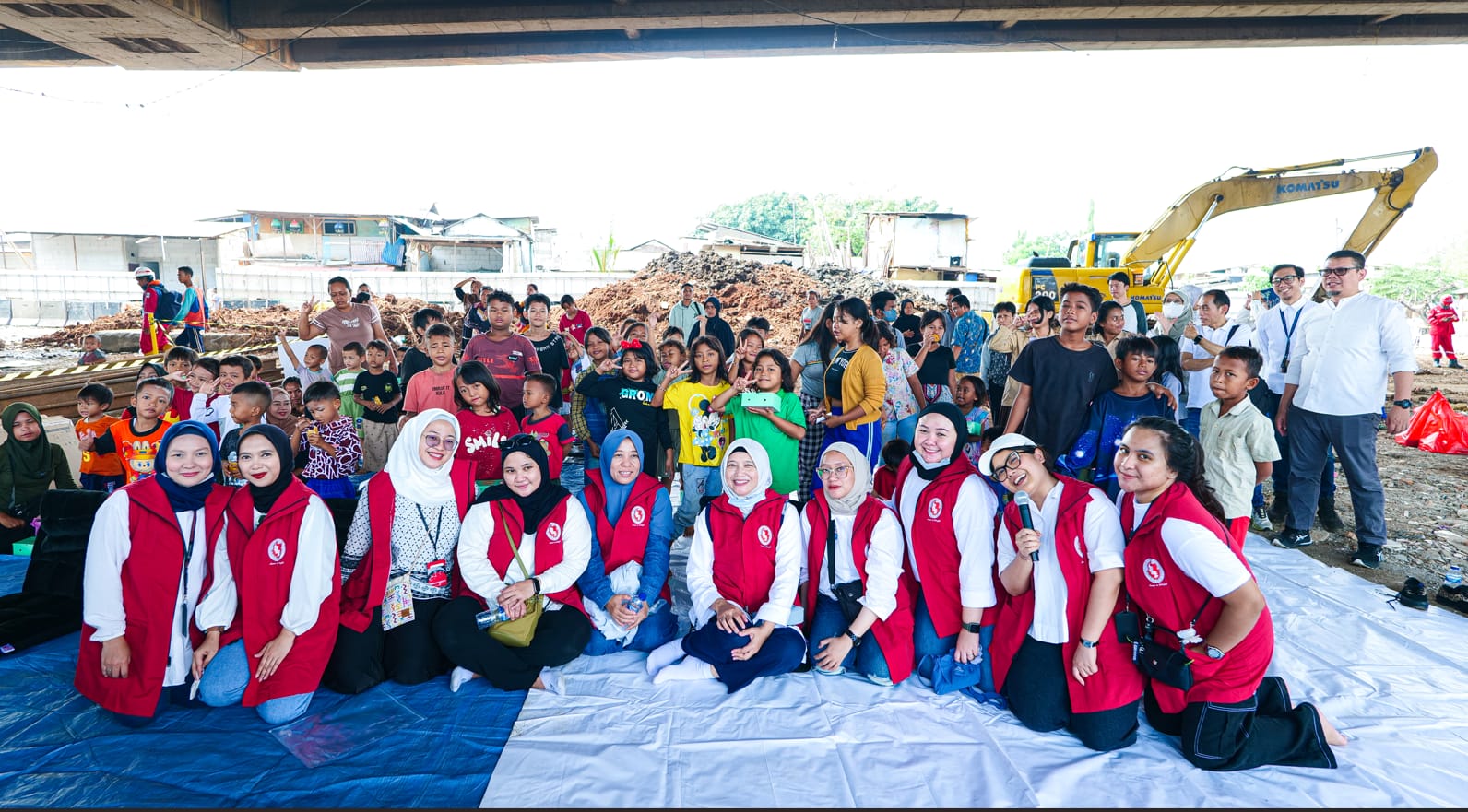 Tim TelkomMetra bersama AdMedika, dan TelkoMedika pada kegiatan “Sparks Of Hope: Second Life Initiative” di Sekolah Kolong, Papanggo, Tanjung Priok, beberapa waktu yang lalu. Foto: Telkom Indonesia