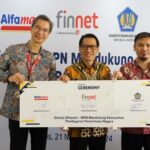 Direktur Marketing Alfamart Ryan Alfons Kaloh (kiri), Direktur Enterprise Business Finnet Aziz Sidqi (tengah), dan Kepala Seksi Pengelolaan Rekening Penerimaan, Direktorat Pengelolaan Kas Negara, Hatta Hasanudin (kanan) dalam acara launching layanan pembayaran MPN yang berlangsung di toko Alfamart Drive Thru Alam Sutera pada Kamis, (21/11/2024). Foto: Telkom Indonesia