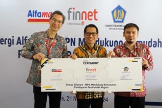 Direktur Marketing Alfamart Ryan Alfons Kaloh (kiri), Direktur Enterprise Business Finnet Aziz Sidqi (tengah), dan Kepala Seksi Pengelolaan Rekening Penerimaan, Direktorat Pengelolaan Kas Negara, Hatta Hasanudin (kanan) dalam acara launching layanan pembayaran MPN yang berlangsung di toko Alfamart Drive Thru Alam Sutera pada Kamis, (21/11/2024). Foto: Telkom Indonesia