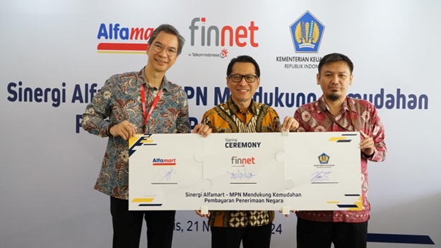 Direktur Marketing Alfamart Ryan Alfons Kaloh (kiri), Direktur Enterprise Business Finnet Aziz Sidqi (tengah), dan Kepala Seksi Pengelolaan Rekening Penerimaan, Direktorat Pengelolaan Kas Negara, Hatta Hasanudin (kanan) dalam acara launching layanan pembayaran MPN yang berlangsung di toko Alfamart Drive Thru Alam Sutera pada Kamis, (21/11/2024). Foto: Telkom Indonesia