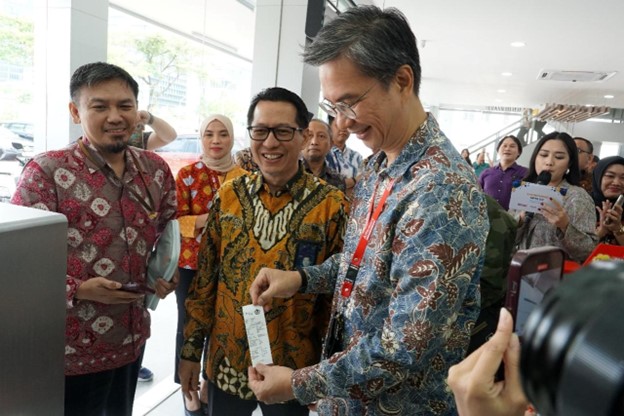 Direktur Marketing Alfamart Ryan Alfons Kaloh pada launching layanan pembayaran MPN yang berlangsung di toko Alfamart Drive Thru Alam Sutera pada Kamis, (21/11/2024). Foto: Telkom Indonesia