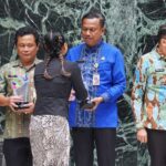 Wali Kota Jakarta Selatan, Munjirin (mengenakan kemeja batik biru) saat meraih penghargaan Anugerah Humas Jakarta (AHJ) Tahun 2024 di Balai Kota Jakarta, pada Kamis (21/11/2024). Foto: Ist