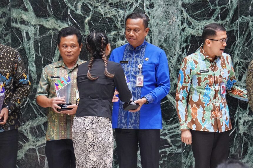 Wali Kota Jakarta Selatan, Munjirin (mengenakan kemeja batik biru) saat meraih penghargaan Anugerah Humas Jakarta (AHJ) Tahun 2024 di Balai Kota Jakarta, pada Kamis (21/11/2024). Foto: Ist