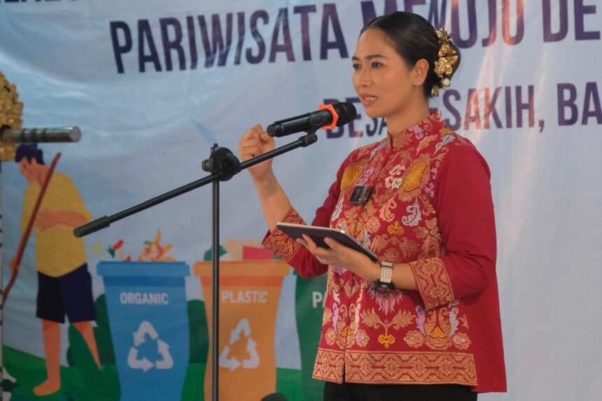 Wamenpar Ni Luh Puspa dalam acara Road To Gerakan Wisata Bersih Edukasi Pengelolaan Sampah di Destinasi Wisata Menuju Desa Adat Bersih dan Sehat