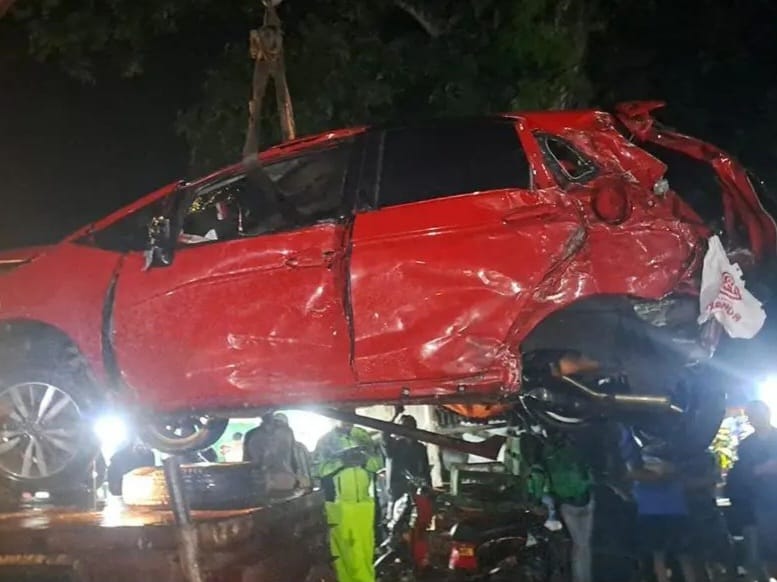 Geger kecelakaan beruntun yang melibatkan empat mobil dan satu sepeda motor terjadi di Sukabumi, Jawa Barat. Foto: IG, @sukabumiupdatecom (tangkap layar)