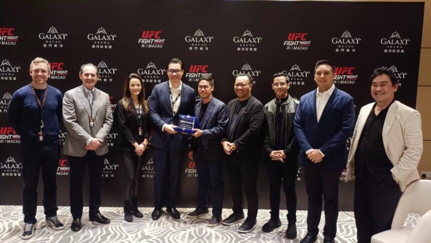 Ket Foto: Momen foto bersama perwakilan tim Indonesia yang dipimpin oleh Alvin Suryohadiprojo, stafsus Menpora RI dengan tim UFC saat di Macau, China