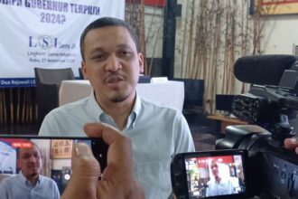 Direktur KCI Lingkaran Survei Indonesia (LSI) Denny JA, Ardian Sopa usai memaparkan hasil perhitungan suara Pilkada serentak di 7 provinsi terbesar dari sisi jumlah populasi pemilih di kantor LSI Denny JA di Jakarta Timur, Rabu (27/11/2024). Foto: Joesvicar Iqbal/ipol.id