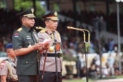 Panglima TNI Jenderal Agus Subiyanto bersama Kapolri Jenderal Listyo Sigit Prabowo memimpin wisuda Prajurit Bhayangkara Taruna (Prabhatar) Akademi TNI dan Akademi Kepolisian (Akpol) yang digelar di Lapangan Sapta Marga, Akademi Militer (Akmil), Magelang, Jawa Tengah, Jumat (29/11/2024). Foto: Dok TNI
