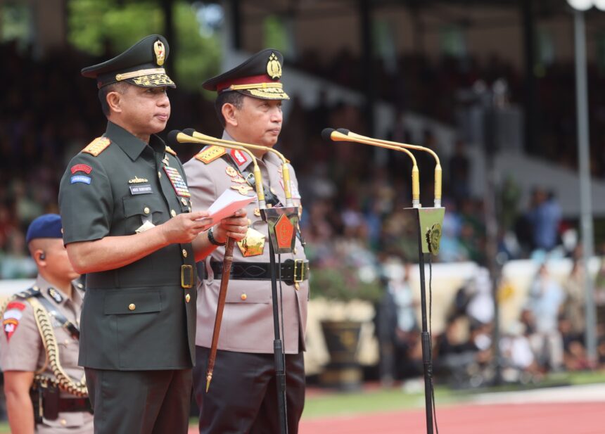 Panglima TNI Jenderal Agus Subiyanto bersama Kapolri Jenderal Listyo Sigit Prabowo memimpin wisuda Prajurit Bhayangkara Taruna (Prabhatar) Akademi TNI dan Akademi Kepolisian (Akpol) yang digelar di Lapangan Sapta Marga, Akademi Militer (Akmil), Magelang, Jawa Tengah, Jumat (29/11/2024). Foto: Dok TNI