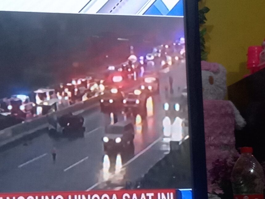 Suasana Kecelakaan Truk Rem Blong di Ruas Tol Cipularang. (Tangkapan layar)