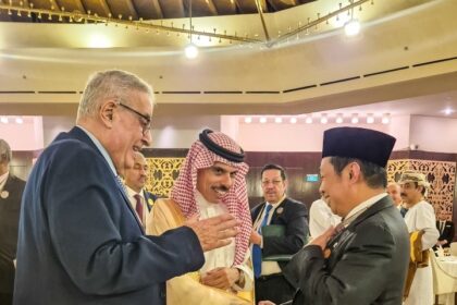 Wamenlu RI Anis Matta (ka), saat menemui beberapa delegasi di sela Konferensi OKI. Foto: Akun X @Kemlu_RI