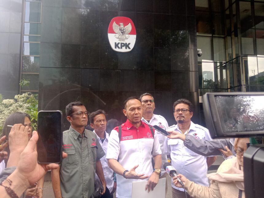 Barisan Advokat Bersatu (Baradatu) dan Nasional Corruption Watch (NCW) resmi melaporkan Hakim Pengadilan Negeri PN Medan yang memvonis lepas (onslag) pasangan suami istri (Pasutri) yang merugikan perusahaan sebesar Rp583 miliar ke Komisi Pemberantasan Korupsi (KPK).