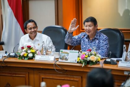 Menteri Kehutanan (Menhut) selaku Wakil Ketua Delegasi Indonesia di COP29, Raja Juli Antoni (kiri) dan Ketua Delegasi Indonesia di COP 29 Hashim S Djojohadikusumo. Foto: Dok Humas Kemenhut