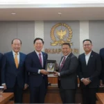 Ketua BKSAP DPR RI Mardani Ali Sera saat bertukar cenderamata usai menerima kunjungan dari jajaran D20241112122542.jpeg