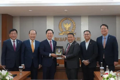 Ketua BKSAP DPR RI Mardani Ali Sera saat bertukar cenderamata usai menerima kunjungan dari jajaran D20241112122542.jpeg