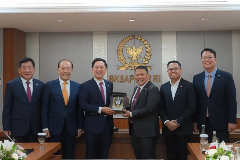 Ketua BKSAP DPR RI Mardani Ali Sera saat bertukar cenderamata usai menerima kunjungan dari jajaran D20241112122542.jpeg