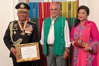 Atase Polri di KBRI Dili, Komisaris Besar Polisi Gaspar Mikel da Costa, menerima Medali Kehormatan “A Medalha da Ordem de Timor-Leste” dari Presiden Republik Demokratik Timor Leste, Jose M Ramos Horta. Foto: Polri