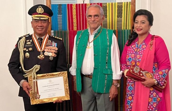 Atase Polri di KBRI Dili, Komisaris Besar Polisi Gaspar Mikel da Costa, menerima Medali Kehormatan “A Medalha da Ordem de Timor-Leste” dari Presiden Republik Demokratik Timor Leste, Jose M Ramos Horta. Foto: Polri