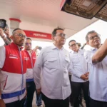 Menteri Perdagangan Budi Santoso bersama Direktur Utama Pertamina Patra Niaga Riva Siahaan meninjau SPBU SLeman yang disegel, Senin (25/11/2924). Foto: dok Pertamina Patra Niaga