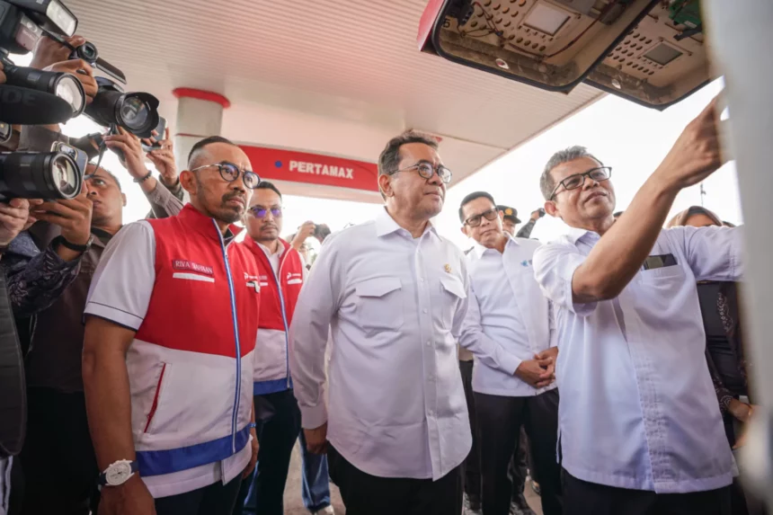 Menteri Perdagangan Budi Santoso bersama Direktur Utama Pertamina Patra Niaga Riva Siahaan meninjau SPBU SLeman yang disegel, Senin (25/11/2924). Foto: dok Pertamina Patra Niaga